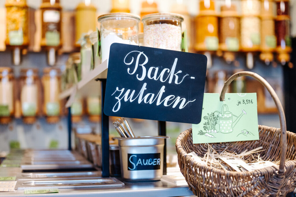 Regal mit Backzutaten mit einem Schild auf dem Backzutaten stehen. 