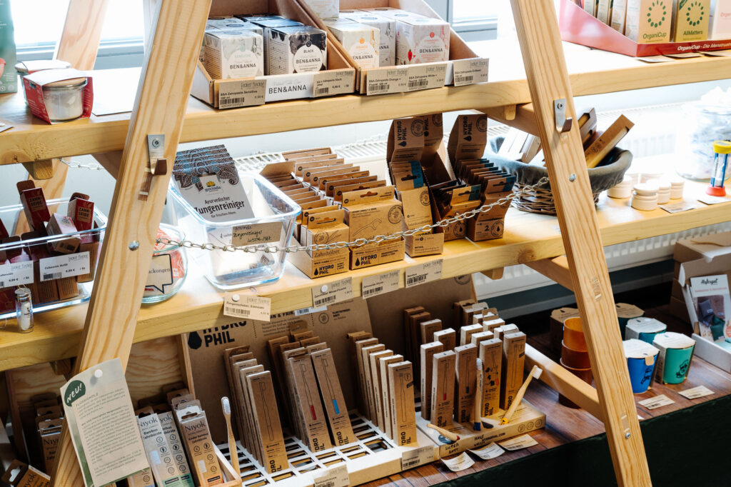 Regale mit Zahnputzpflegeprodukt 