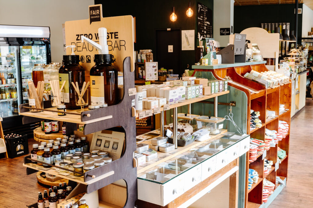 Unterschiedliche Regale mit verschiedenen Haut und Körperpflegeprodukte,