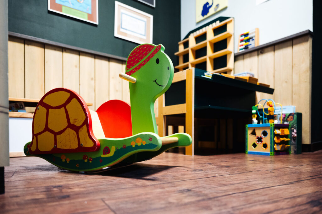 Ein Schaukelspielzeug in Form einer Schildkröte in einer Kinderspielecke